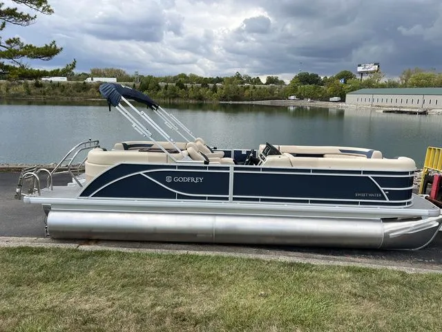 Slide: The Image of Godfrey Sweetwater 2286SB Tritoon 2025 - 4