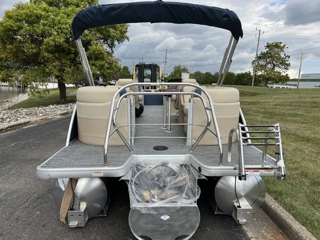 Slide: The Image of Godfrey Sweetwater 2286SB Tritoon 2025 - 6