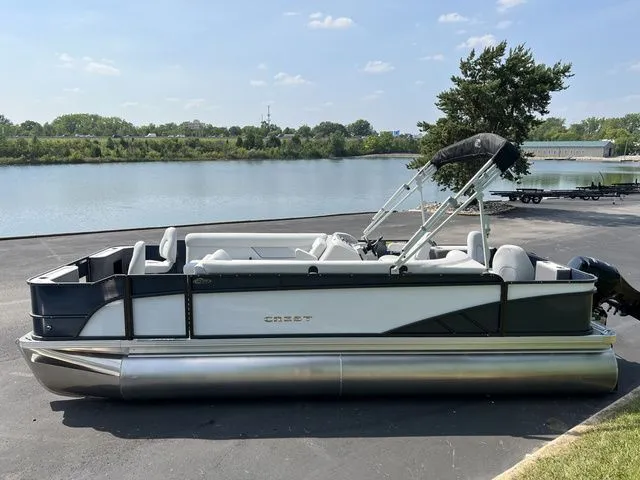 Slide: The Image of Crest Classic LX 220 C4 Fish Bi-Toon 2024 - 1