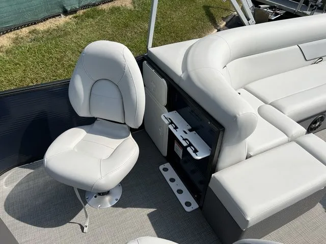 Slide: The Image of Crest Classic LX 220 C4 Fish Bi-Toon 2024 - 13