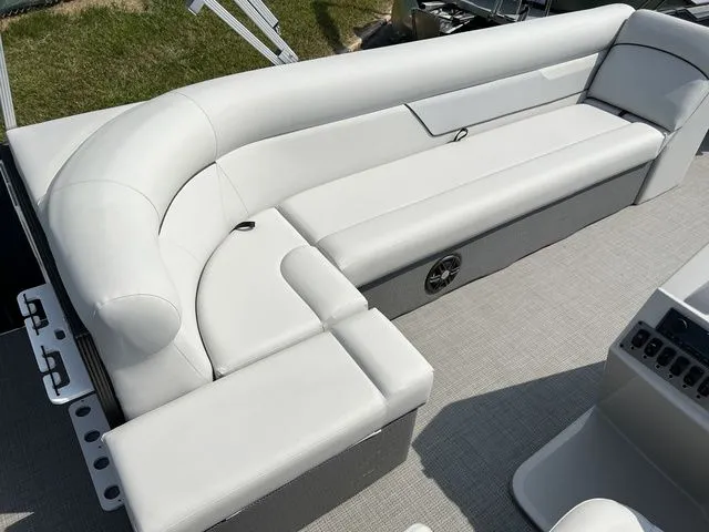 Slide: The Image of Crest Classic LX 220 C4 Fish Bi-Toon 2024 - 18