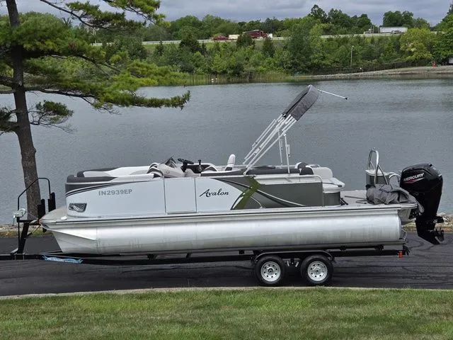 The Image of Avalon LSZ - 21 FT Cruise Rear Bench 2024 - 1