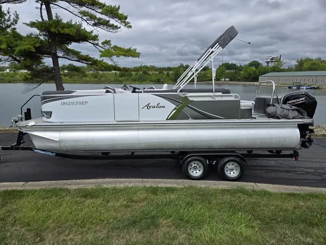 Slide: The Image of Avalon LSZ - 21 FT Cruise Rear Bench 2024 - 10