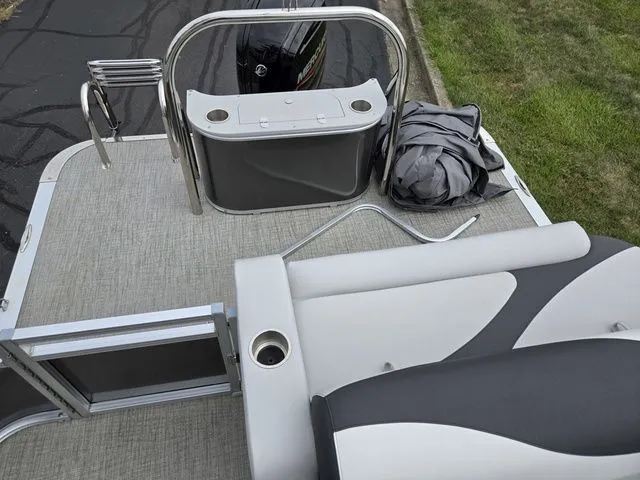 Slide: The Image of Avalon LSZ - 21 FT Cruise Rear Bench 2024 - 16