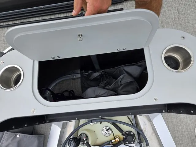 Slide: The Image of Avalon LSZ - 21 FT Cruise Rear Bench 2024 - 17