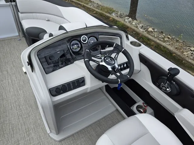 Slide: The Image of Avalon LSZ - 21 FT Cruise Rear Bench 2024 - 23