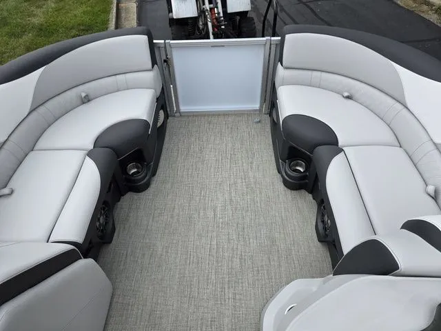 Slide: The Image of Avalon LSZ - 21 FT Cruise Rear Bench 2024 - 25