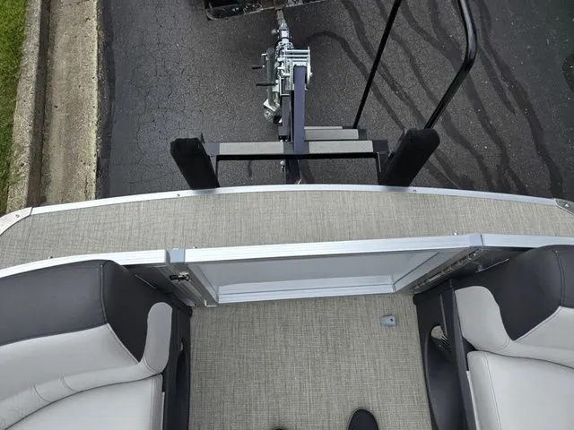 Slide: The Image of Avalon LSZ - 21 FT Cruise Rear Bench 2024 - 26