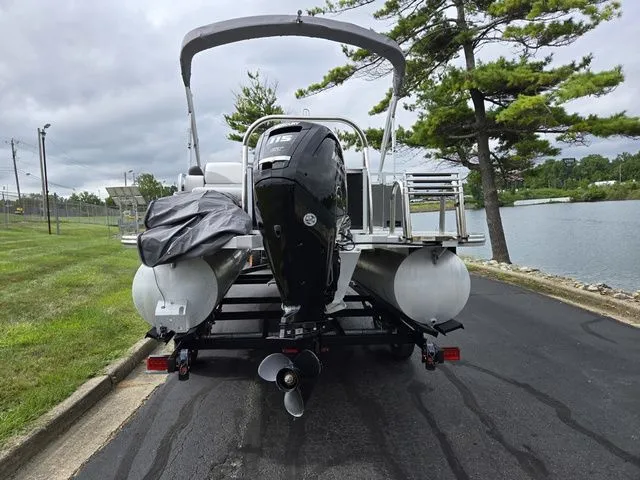 Slide: The Image of Avalon LSZ - 21 FT Cruise Rear Bench 2024 - 3