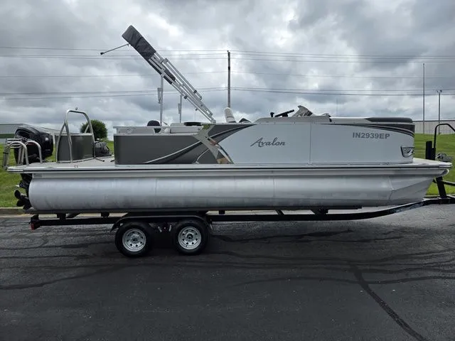 Slide: The Image of Avalon LSZ - 21 FT Cruise Rear Bench 2024 - 5