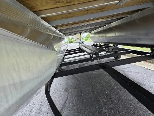 Slide: The Image of Avalon LSZ - 21 FT Cruise Rear Bench 2024 - 8