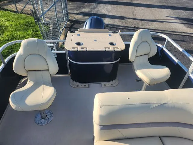 Slide: The Image of SunChaser Geneva Fish 22 Fish DLX 2018 - 18