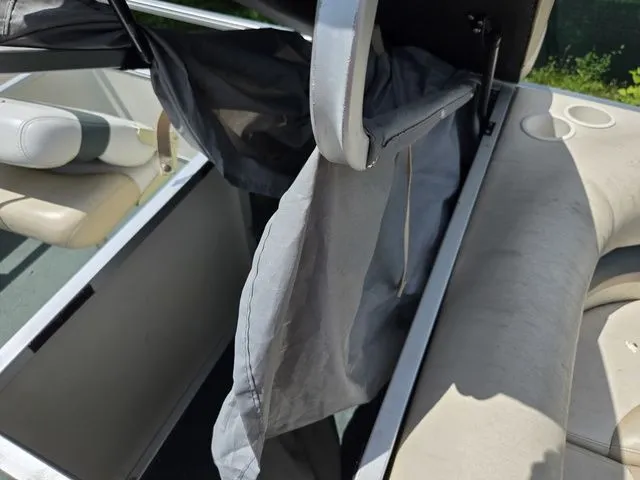 Slide: The Image of Sun Tracker Fishin' Barge 21 2006 - 17