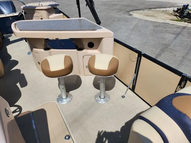 Slide: The Image of Avalon Catalina Entertainer 25' 2021 - 16