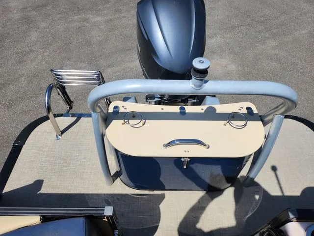 Slide: The Image of Avalon Catalina Entertainer 25' 2021 - 21