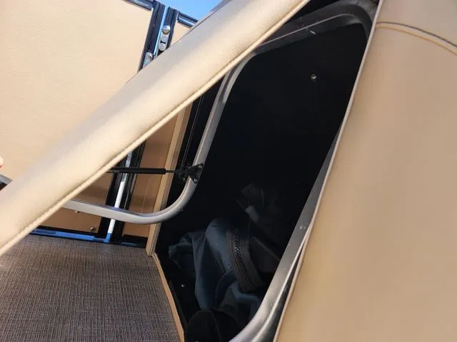 Slide: The Image of Avalon Catalina Entertainer 25' 2021 - 29