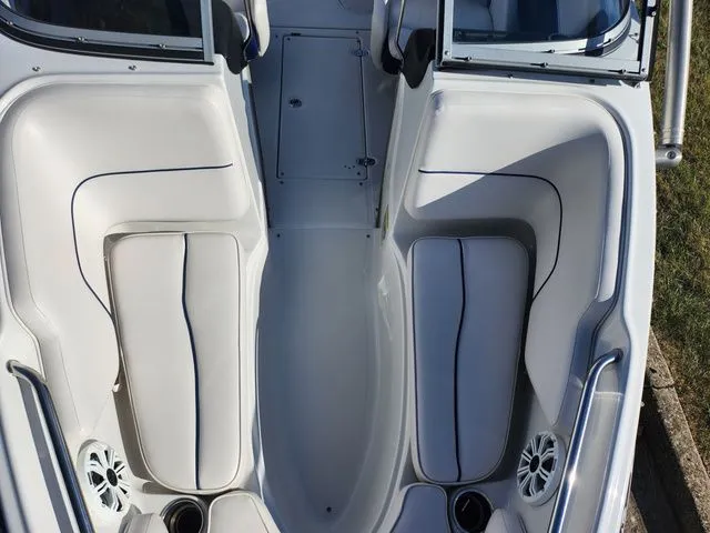 Slide: The Image of Crownline Boats BOWRIDER 195 SS 2012 - 17