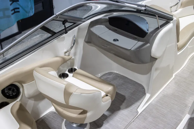 Slide: The Image of Stingray 204 LR Sport Deck 2018 - 4