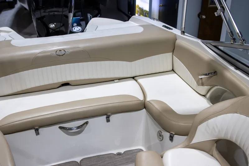 Slide: The Image of Stingray 204 LR Sport Deck 2018 - 6