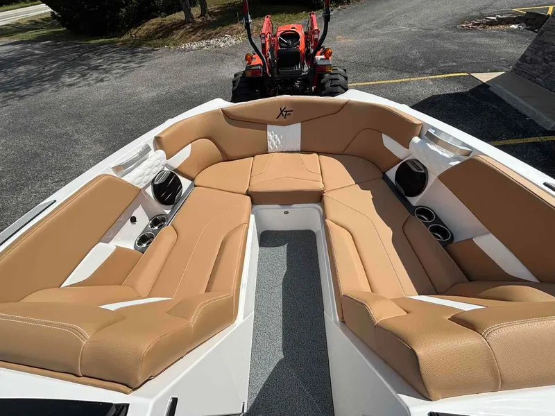 Slide: The Image of MasterCraft XT22 2026 - 10