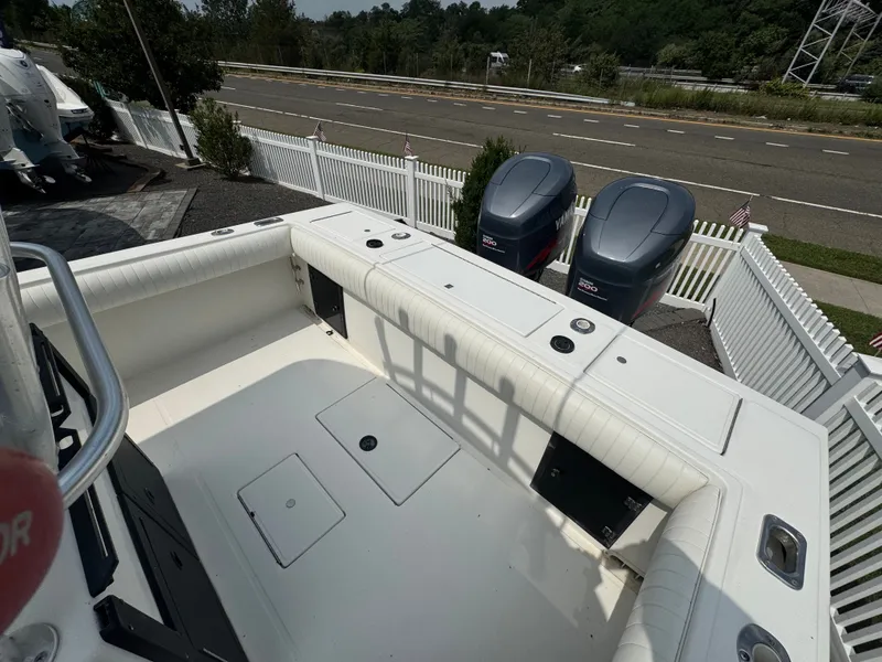 Slide: The Image of Regulator Marine 26 Forward Seating 2001 - 24