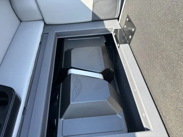 Slide: The Image of Bennington 22 SSR Sport / Yamaha Vmax SHO 200 HP 2026 - 11