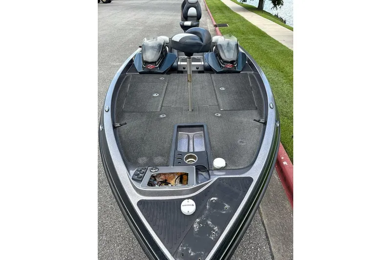 Slide: The Image of 2014 Ranger Z119 Comanche fishing boat with spacious deck and seating. - 3