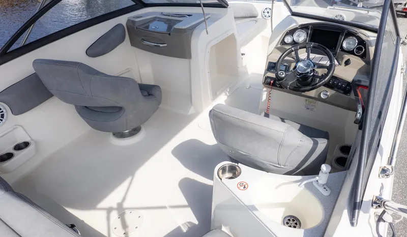 Slide: The Image of Stingray 201DC 2022 - 10