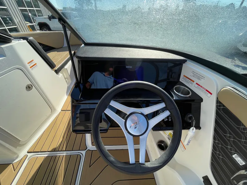 Slide: The Image of Sea Ray 21SPX-OB 2025 - 14