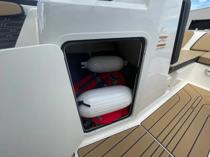 Slide: The Image of Sea Ray 21SPX-OB 2025 - 17