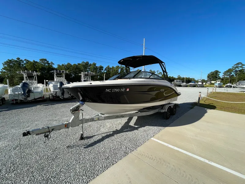 Slide: The Image of Sea Ray 21SPX-OB 2025 - 3
