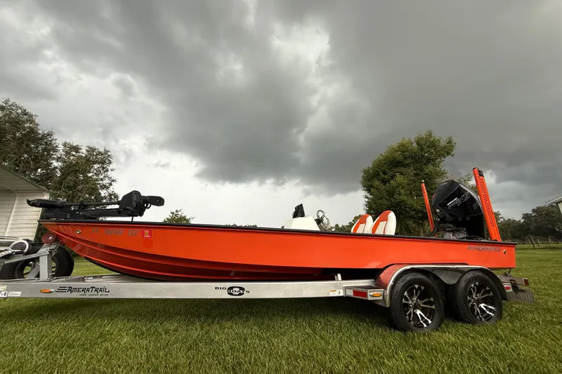Slide: The Image of Red Big O Elite 20 boat on trailer under cloudy sky, 2021 model. - 28