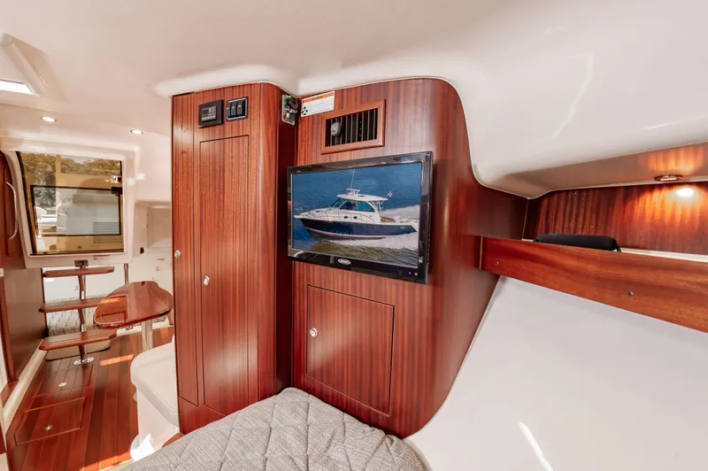 Slide: The Image of Pursuit OS 385 Offshore 2017 - 32
