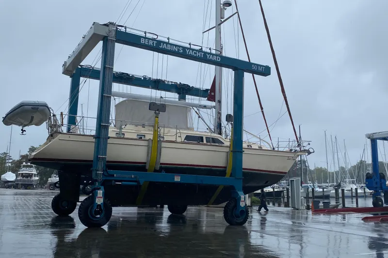 Slide: The Image of 2005 Island Packet 485 sailboat in yacht yard lift at Bert Jabin's. - 33