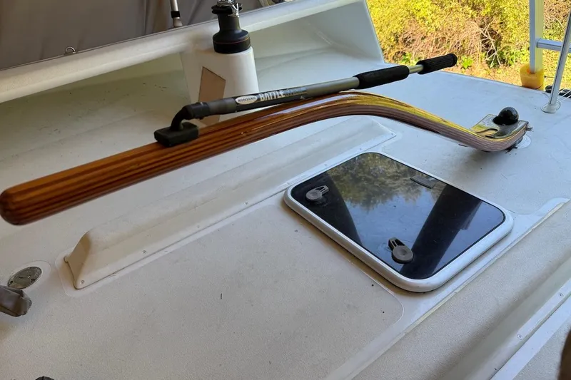 Slide: The Image of 2007 Hallett 33 boat deck with wooden ski pylon and hatch. - 38