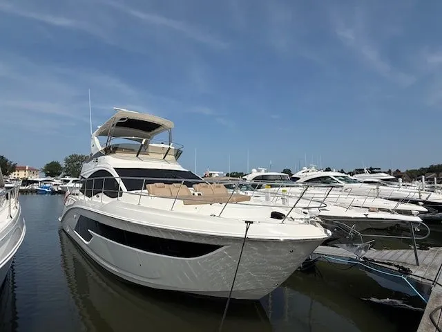 Slide: The Image of Sea Ray 520 fly 2018 - 2