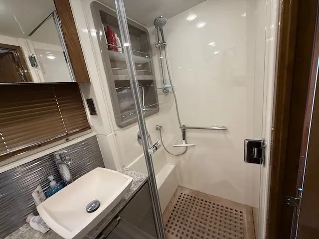 Slide: The Image of Sea Ray 520 fly 2018 - 25