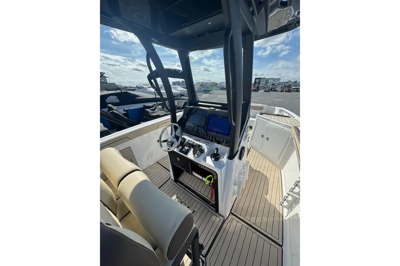 Slide: The Image of 2026 Yamaha Boats 255 FSH Sport H, sleek design, spacious seating, modern features. - 9