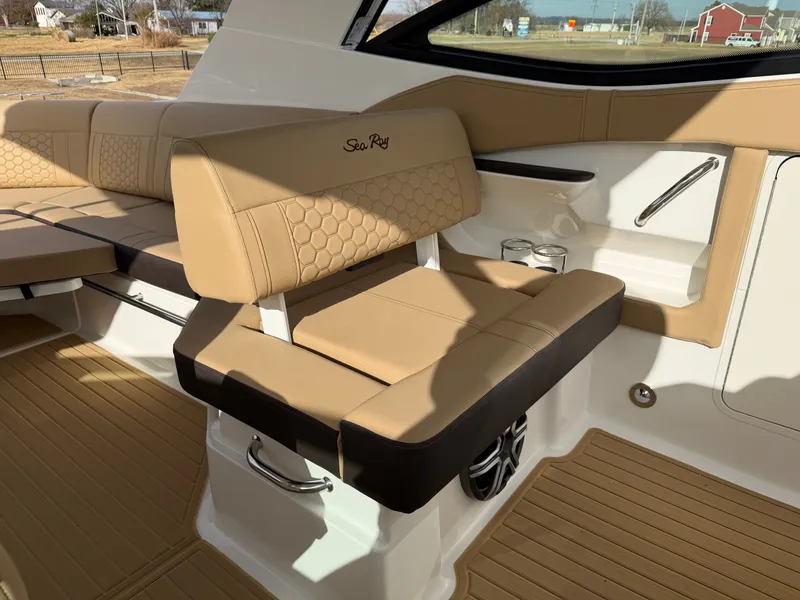 Slide: The Image of Sea Ray Sundancer 320 2026 - 15