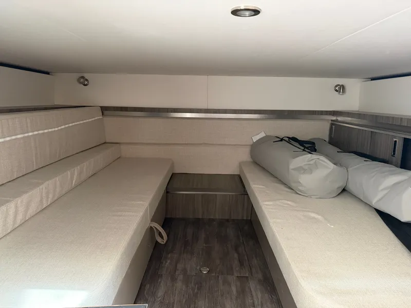 Slide: The Image of Sea Ray Sundancer 320 2026 - 35