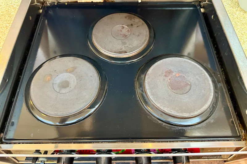 Slide: The Image of Stovetop with three electric burners on a Carver 356 Aft Cabin Motor Yacht, 2000 model. - 20