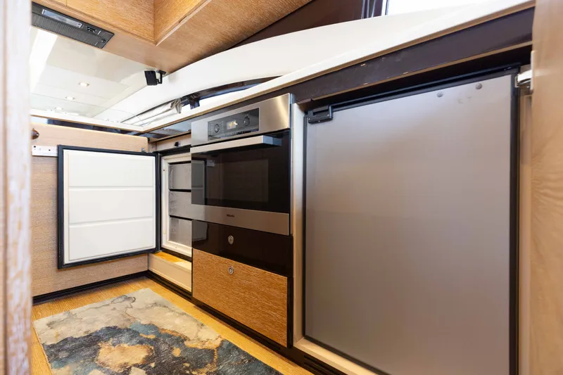 Slide: The Image of Azimut 60 2014 - 61