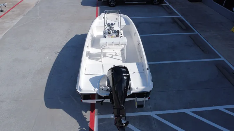 Slide: The Image of Bayliner T18LE 2025 - 18