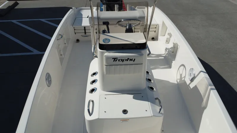 Slide: The Image of Bayliner T18LE 2025 - 25