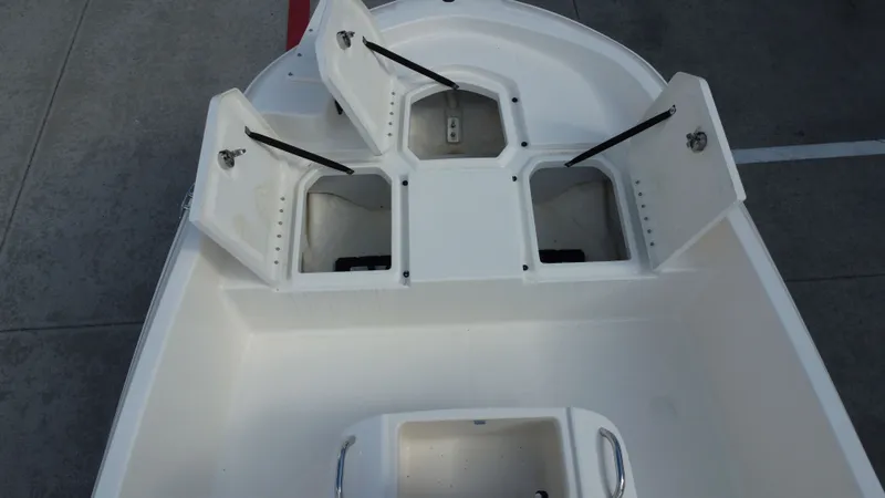 Slide: The Image of Bayliner T18LE 2025 - 32