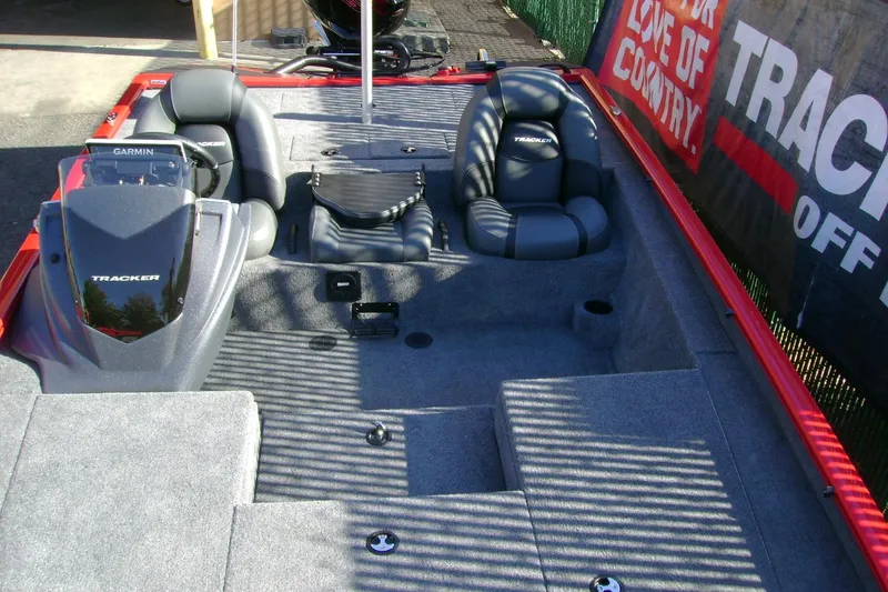 Slide: The Image of Tracker Savage 215 2026 - 61