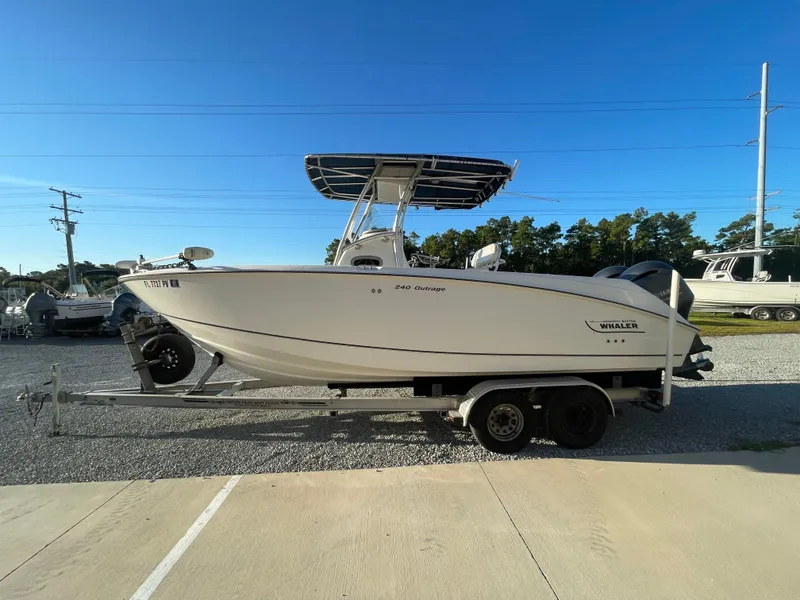 Slide: The Image of Boston Whaler 240 Outrage 2005 - 4