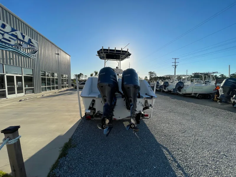 Slide: The Image of Boston Whaler 240 Outrage 2005 - 6