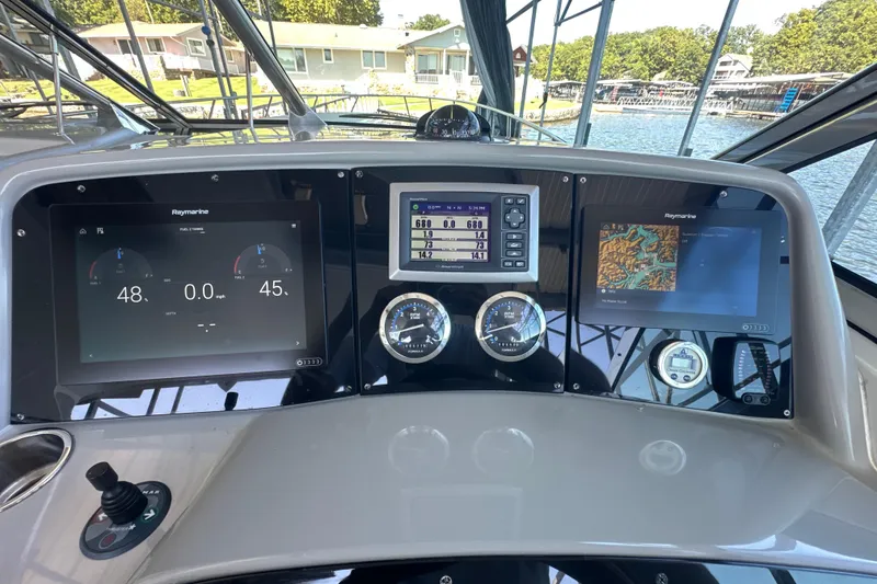 Slide: The Image of 2007 Formula 400 Super Sport boat docked in covered marina. - 10