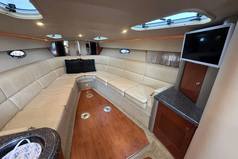 Slide: The Image of Storage compartment with life jackets on a 2007 Formula 400 Super Sport boat. - 39